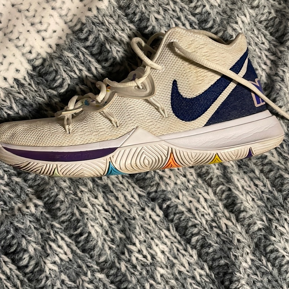 Kyrie basketball shoes| size 9.5